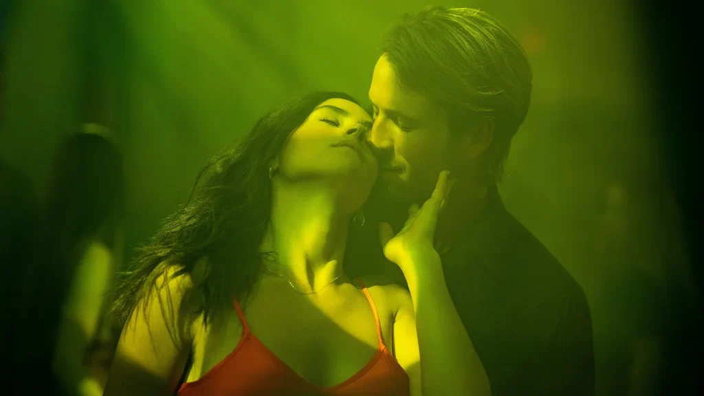 glen-powell-adria-arjona-hit-man